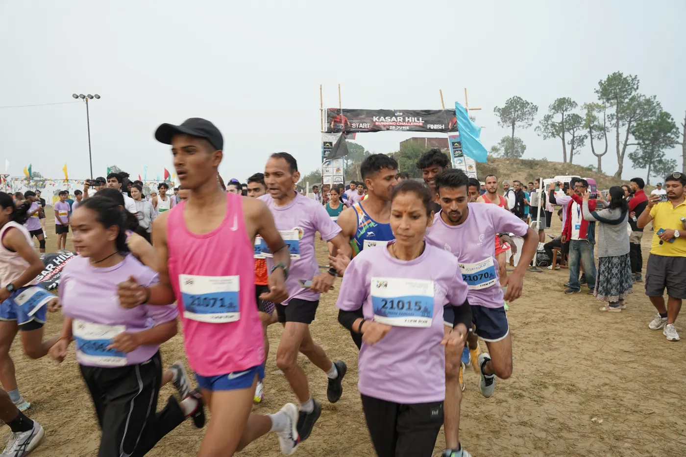 Runners setting off under the Kasar Hill start arch.